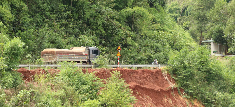 Vị trí Km 18+600 phần taluy âm tuyến ĐT 755B đoạn qua địa bàn xã Đăng Hà, huyện Bù Đăng, Bình Phước bị sạt lở ăn vào mép mặt đường gây nguy hiểm cho người và phương tiện tham gia giao thông. (Ảnh: Sỹ Tuyên/TTXVN)