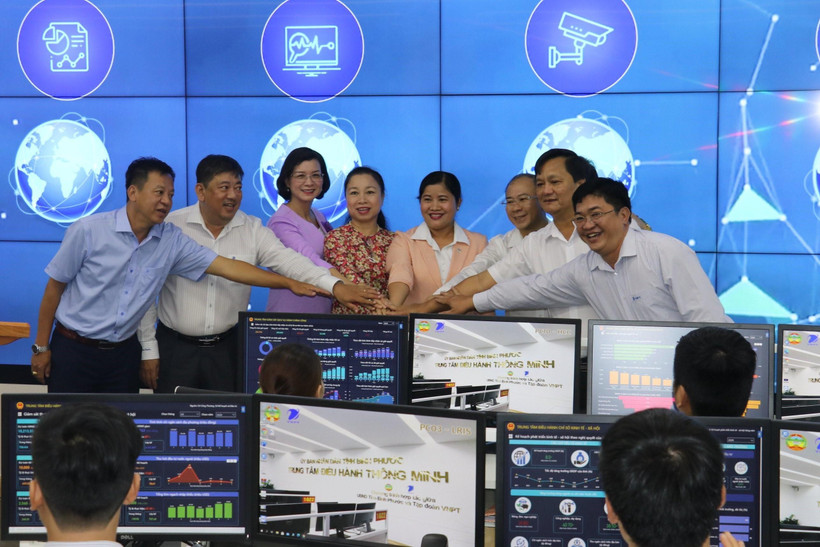 Lãnh đạo tỉnh Bình Phước và Tập đoàn Bưu chính Viễn thông Việt Nam thực hiện nghi thức vận hành chính thức Trung tâm IOC Bình Phước. (Ảnh: Sỹ Tuyên/TTXVN)