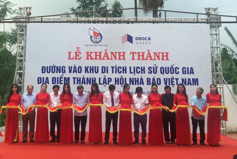 Các đại biểu cắt băng khánh thành đường vào khu di tích lịch sử Quốc gia địa điểm thành lập Hội Nhà báo Việt Nam. (Ảnh: Việt Hùng/Vietnam+)
