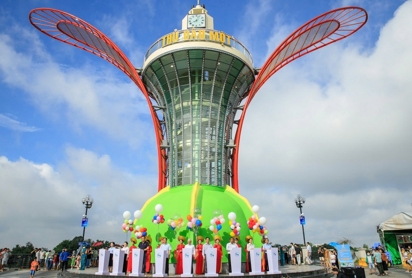 Lãnh đạo tỉnh Bình Dương và thành phố dự lễ ra mắt biểu tượng "Cánh hoa dầu" tại thành phố Thủ Dầu Một.(Ảnh: Dương Chí Tưởng/TTXVN)