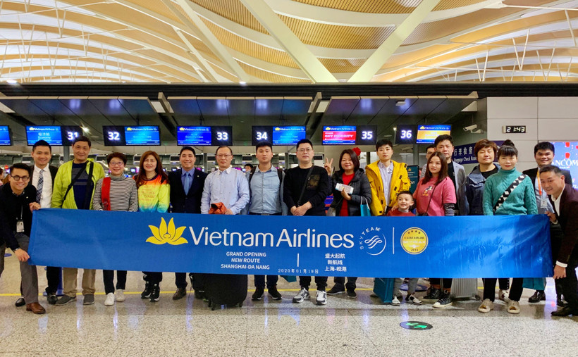 Những hành khách đầu tiên trên chuyến bay VN529 Thượng Hải-Đà Nẵng tối 19/1/2020. (Ảnh: Tiến Trung/Vietnam+)