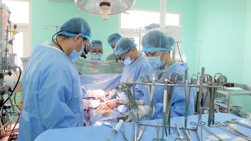 Êkip bác sỹ Bệnh viện Trung ương Huế (phải) chỉ đạo thực hiện ca ghép tạng “xuyên Việt” từ người cho chết não tại Bệnh viện Việt Nam-Thuỵ Điển ở Uông Bí, Quảng Ninh. (Ảnh: TTXVN phát)