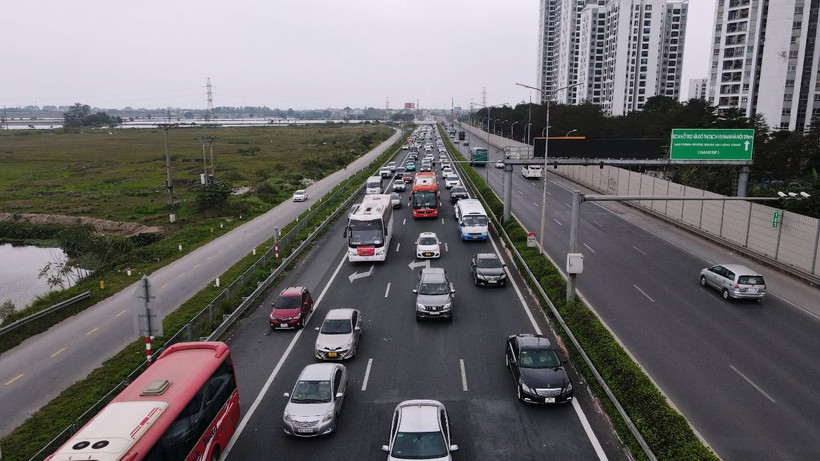 Phương tiện nối đuôi nhau xếp hàng dài trở về Thủ đô trong ngày cuối kỳ nghỉ Tết Nguyên đán Giáp Thìn 2024. (Ảnh: Hoài Nam/Vietnam+)