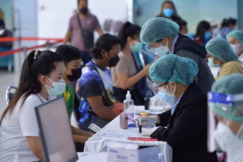 Tiêm vaccine ngừa COVID-19 tại Bangkok, Thái Lan, ngày 1/11/2021. (Ảnh: THX/TTXVN)