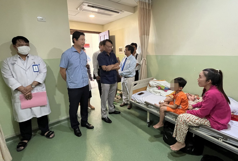 Lãnh đạo tỉnh Đồng Tháp và thành phố Hồng Ngự đến thăm các bệnh nhân nghi ngờ ngộ độc thực phẩm đang điều trị tại bệnh viện. (Ảnh: Nhựt An/TTXVN)