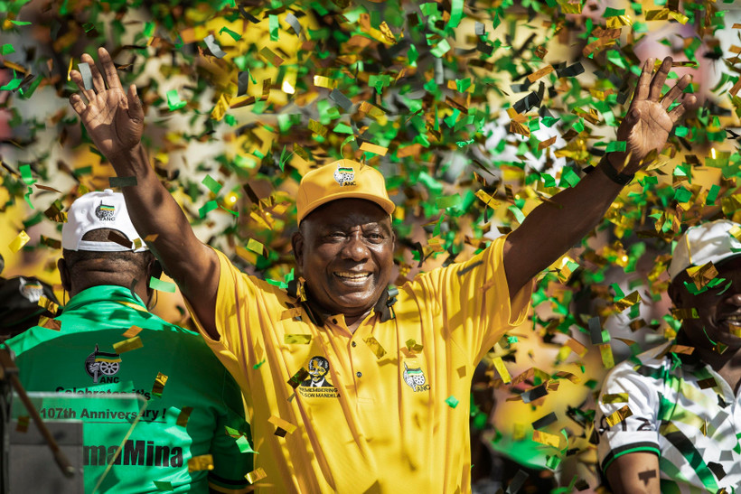 Tổng thống Nam Phi đồng thời là Chủ tịch đảng ANC Cyril Ramaphosa vẫy chào những người ủng hộ tại Johannesburg, Nam Phi ngày 5/5. (Ảnh: AFP/TTXVN)