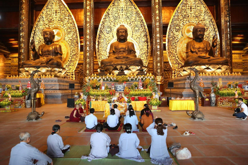 Các tăng ni, Phật tử từ mọi miền đến lễ tại điện Tam Thế, chùa Tam Chúc - nơi sẽ diễn ra Đại lễVesak Liên hợp quốc 2019 . (Ảnh: Thành Đạt/TTXVN)