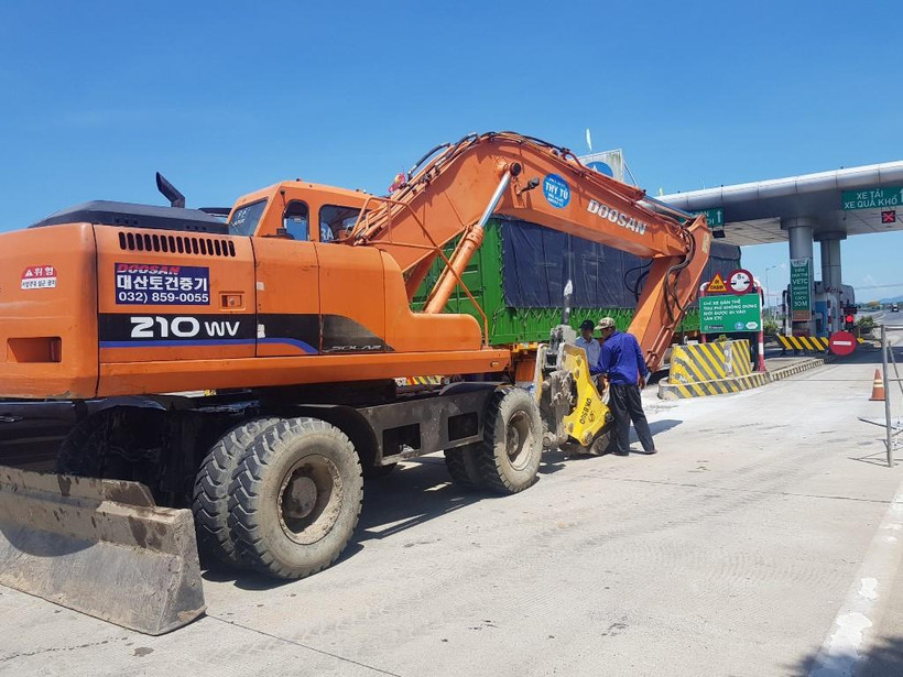 Tổng công ty Đầu tư phát triển đường cao tốc Việt Nam triển khai thi công lắp đặt hệ thống thu phí không dừng trên 4 tuyến cao tốc. (Ảnh: CTV/Vietnam+)