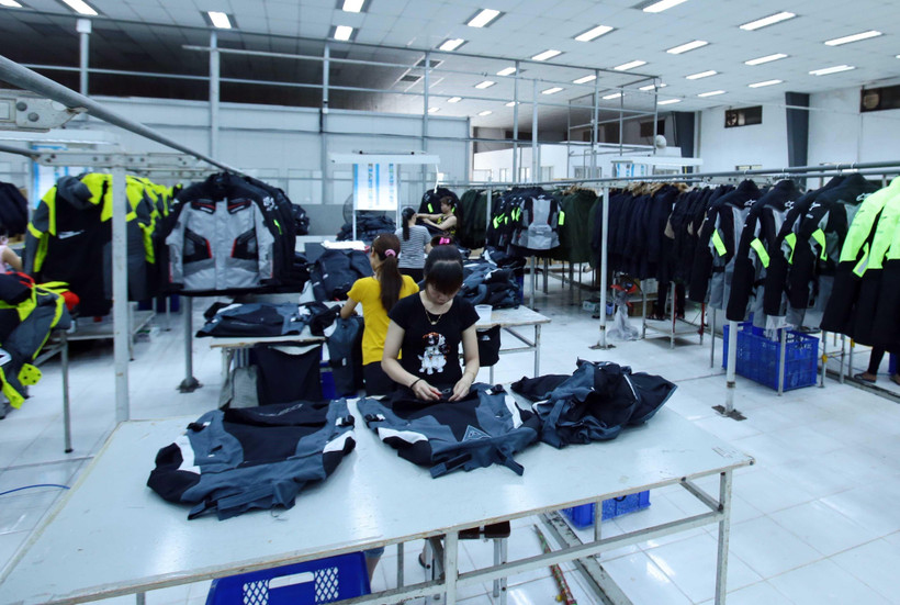 Sản xuất các mặt hàng may mặc tại Công ty TNHH Kydo có vốn đầu tư Hàn Quốc tại Khu Công nghiệp Phố nối A, Hưng Yên. (Ảnh: Phạm Kiên/TTXVN)