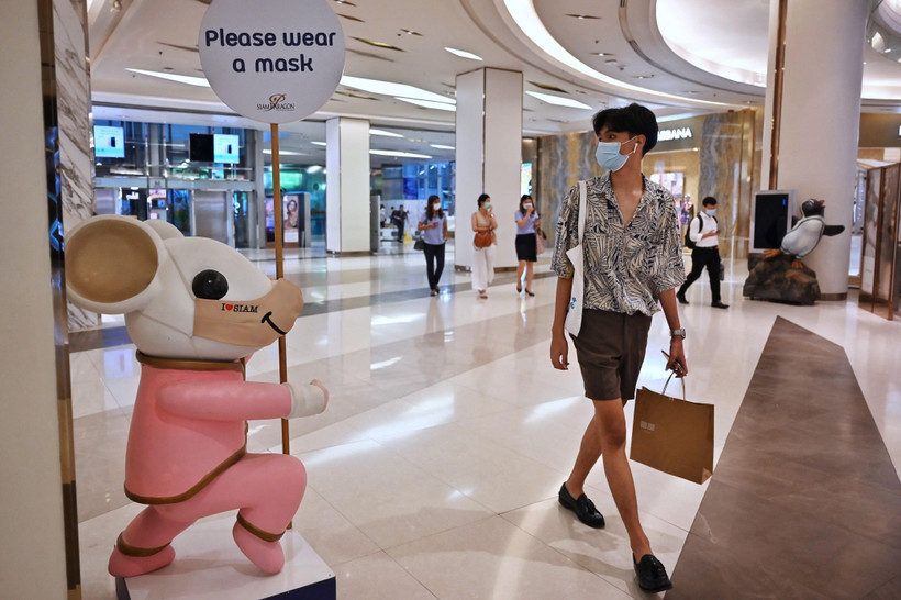 Người dân đeo khẩu trang phòng lây nhiễm COVID-19 tại Bangkok, Thái Lan, ngày 26/4/2021. (Ảnh: AFP/TTXVN)