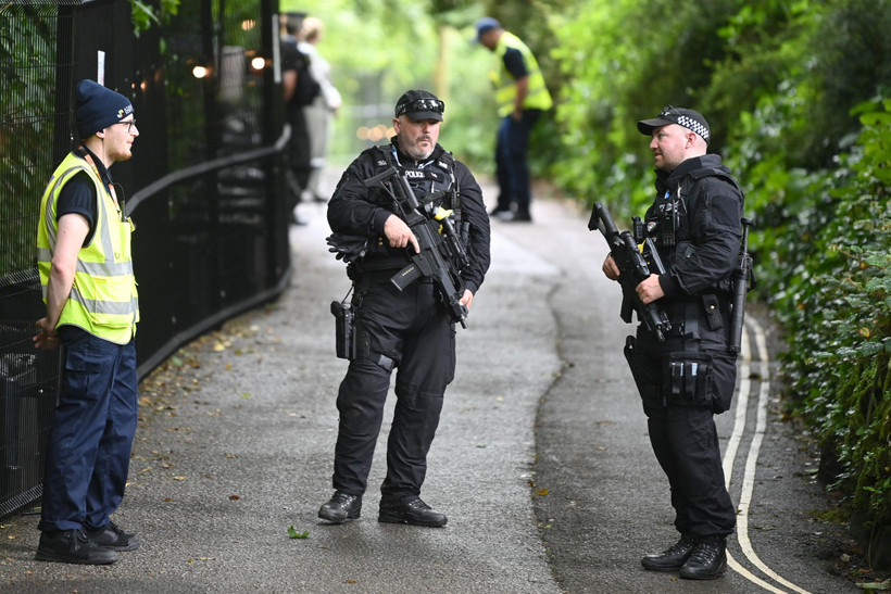 Cảnh sát Anh tuần tra bên ngoài Lâu đài Treganna ở St Ives, Cornwall ngày 10/6/2021. (Ảnh: AFP/TTXVN)