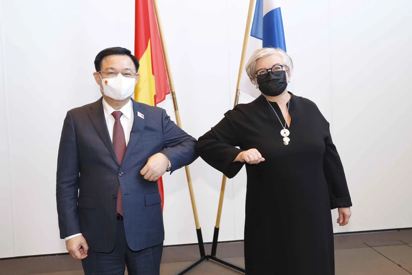 Chủ tịch Quốc hội Phần Lan Anu Vehvilainen chào đón Chủ tịch Quốc hội Vương Đình Huệ. (Ảnh: Doãn Tấn/TTXVN)