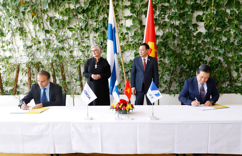 Chủ tịch Quốc hội Vương Đình Huệ và Chủ tịch Quốc hội Phần Lan chứng kiến Lễ ký kết. (Ảnh: Doãn Tấn/TTXVN)