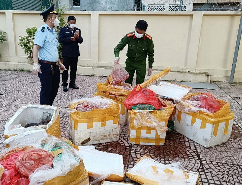 Một vụ thu giữ nội tạng động vật không rõ nguồn gốc xuất xứ. (Ảnh: TTXVN phát)