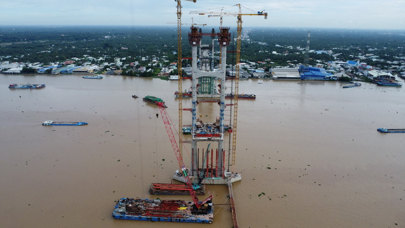 Thi công nhịp chính cầu Rạch Miễu 2 (tỉnh Bến Tre). (Ảnh: Công Trí/TTXVN)