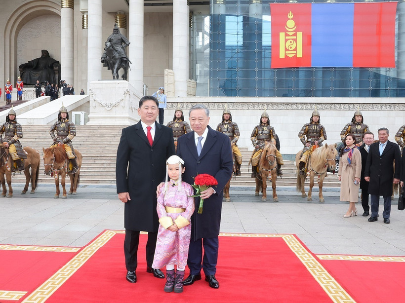 Tổng Bí thư, Chủ tịch nước Tô Lâm và Tổng thống Mông Cổ Ukhnaagiin Khurelsukh chụp ảnh chung tại Lễ đón. (Ảnh: Trí Dũng/TTXVN)