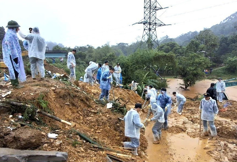 Cán bộ, chiến sỹ Công an tỉnh Hà Giang và các lực lượng chức năng nỗ lực tìm kiếm nạn nhân mất tích trong vụ sạt lở nghiêm trọng. (Ảnh: TTXVN phát)