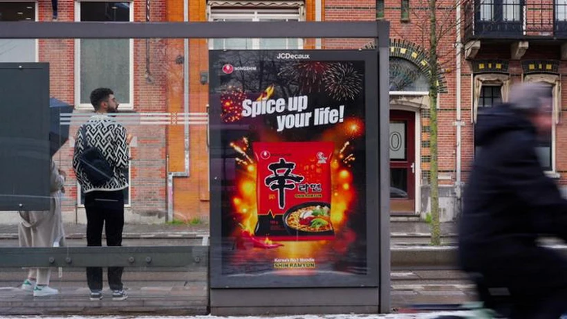 Quảng cáo mỳ ăn liền Shin Ramyun của Nongshim tại một trạm xe buýt ở Hà Lan. (Nguồn: Nongshim)