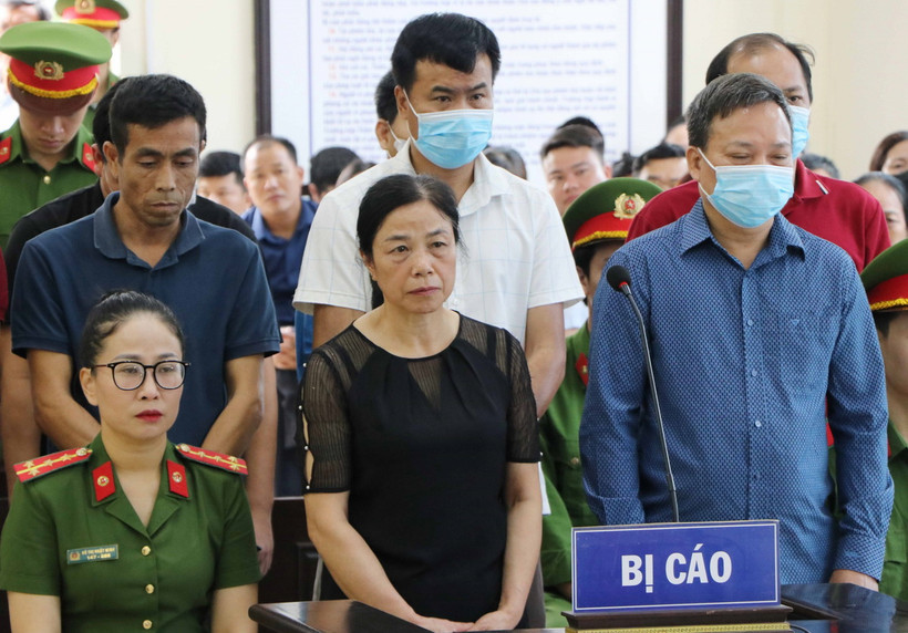 Bị cáo Ngô Thị Dung (áo đen), nguyên Trưởng Phòng thanh tra giải quyết khiếu nại tố cáo 1, Thanh tra tỉnh Lai Châu bị tuyên án sơ thẩm 7 năm 3 tháng tù. (Ảnh: Nguyễn Oanh/TTXVN)