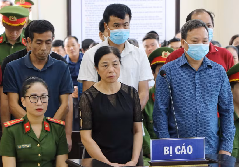 Bị cáo Ngô Thị Dung (áo đen), nguyên Trưởng Phòng thanh tra giải quyết khiếu nại tố cáo 1, Thanh tra tỉnh Lai Châu bị tuyên án sơ thẩm 7 năm 3 tháng tù. (Ảnh: Nguyễn Oanh/TTXVN)