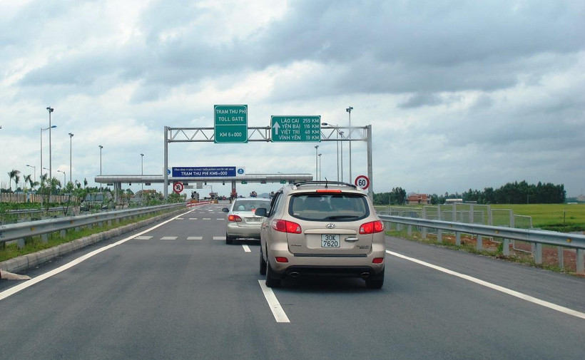 Phương tiện lưu thông tại trạm thu phí cao tốc Nội Bài-Lào Cai của VEC. (Ảnh: Việt Hùng/Vietnam+)