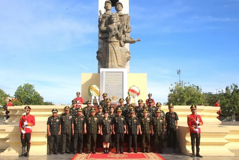 Lãnh đạo Đại sứ quán Việt Nam tại Campuchia cùng đoàn Bộ Quốc phòng Campuchia tham dự lễ dâng hương tại Tượng đài Hữu nghị Việt Nam-Campuchia ở thủ đô Phnom Penh. (Ảnh: TTXVN phát)