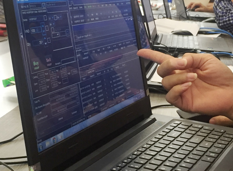 Trong phiên, các nhà đầu tư nước ngoài duy trì bán ròng trên ba sàn với giá trị xấp xỉ 989 tỷ đồng. (Ảnh: Vietnam+)