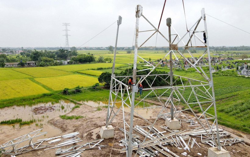 Các đơn vị thi công vị trí cột 207 tại xã Quỳnh Khê, huyện Quỳnh Phụ. (Ảnh: Thế Duyệt/TTXVN)