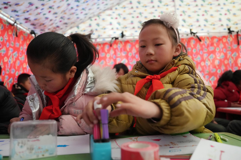 Học sinh tại một lớp học dã chiến ở khu vực chịu ảnh hưởng của động đất, huyện Tích Thạch Sơn, tỉnh Cam Túc, Trung Quốc, ngày 25/12/2023. (Ảnh: THX/TTXVN)