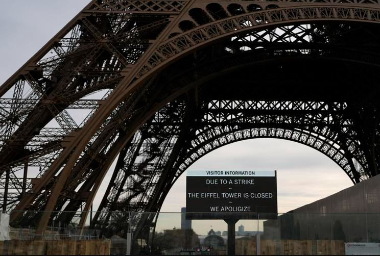 Tháp Eiffel đóng cửa do đình công. (Ảnh: Santa Maria Times)
