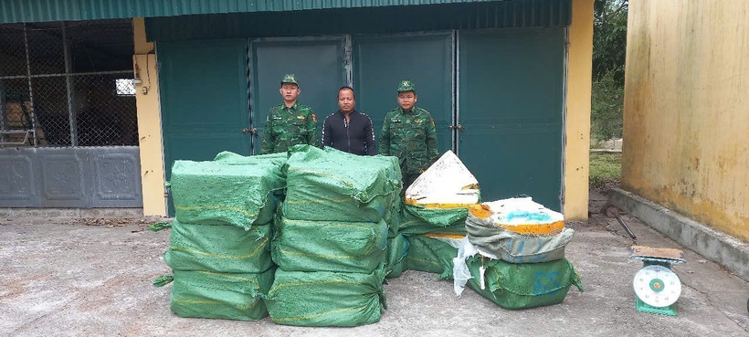 Nguyễn Văn Cường cùng tang vật tại cơ quan chức năng. (Ảnh: TTXVN phát)