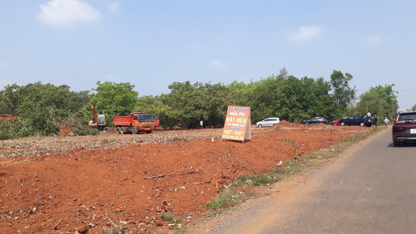 Tập nập cảnh người mua, bán đất. (Ảnh: K GỬIH/TTXVN)