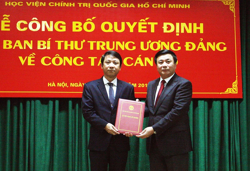 Trao Quyết định bổ nhiệm đồng chí Nguyễn Ngọc Hà, Viện trưởng Viện Lịch sử Đảng giữ chức vụ Phó Giám đốc Học viện Chính trị Quốc gia Hồ Chí Minh. (Ảnh: Nguyễn Dân -TTXVN)