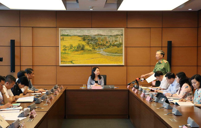 Đại tướng Tô Lâm, Bộ trưởng Bộ Công an, Đại biểu Quốc hội tỉnh Bắc Ninh thảo luận tại tổ. (Ảnh: Văn Điệp/TTXVN)