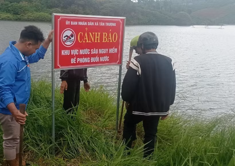 Cắm biển cảnh báo tại tất cả các hồ thủy điện, thủy lợi và ao hồ trên địa bàn huyện Di Linh, Lâm Đồng. (Ảnh: TTXVN phát)