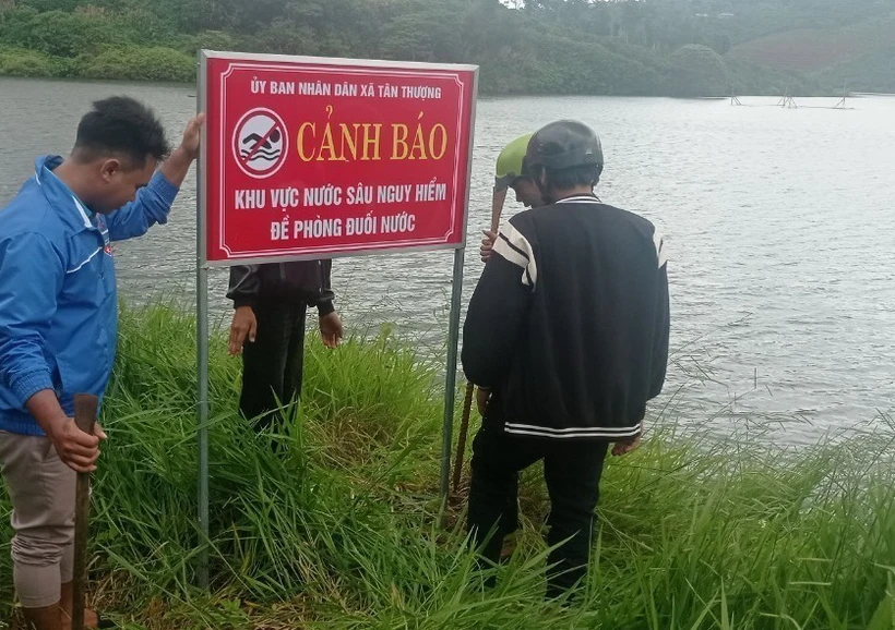 Cắm biển cảnh báo tại tất cả các hồ thủy điện, thủy lợi và ao hồ trên địa bàn huyện Di Linh, Lâm Đồng. (Ảnh: TTXVN phát)