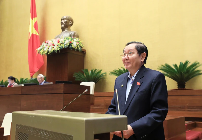 Bộ trưởng Bộ Nội vụ Lê Vĩnh Tân trình bày tóm tắt dự thảo Nghị quyết của Quốc hội về tổ chức chính quyền đô thị tại Thành phố Hồ Chí Minh. (Ảnh: Lâm Khánh/TTXVN)