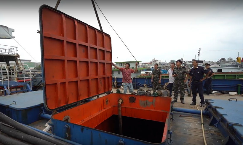 Tàu mang biển hiệu Thuận Huệ 68, biển kiểm soát BV-97979-TS đã vận chuyển trái phép trên 270 tấn dầu FO. (Ảnh: CTV/Vietnam+)