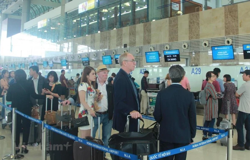 Hành khách làm thủ tục tại sân bay. (Ảnh: Việt Hùng/Vietnam+)