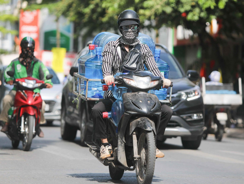 Thời tiết nắng nóng, người dân cần trang bị tốt đồ bảo hộ khi ra đường để bảo vệ sức khỏe. (Ảnh: Thanh Tùng/TTXVN)