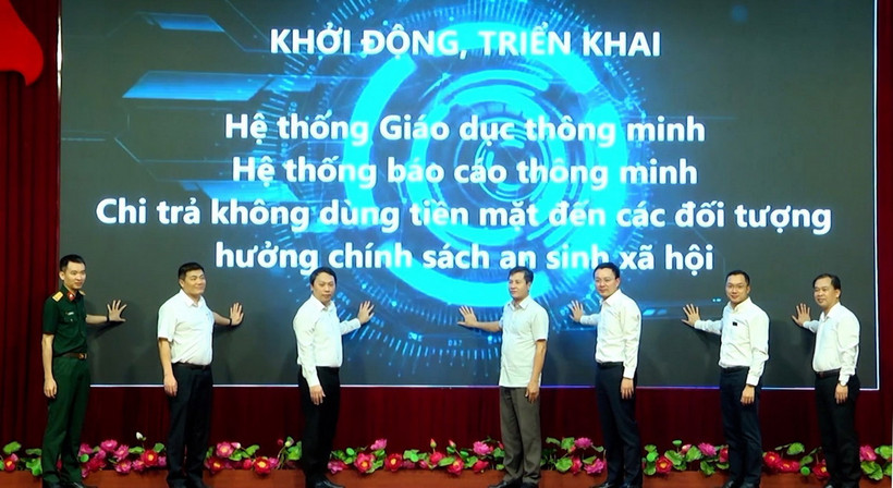 Phó Chủ tịch Ủy ban Nhân dân tỉnh Yên Bái Ngô Hạnh Phúc cùng các đại biểu khởi động, triển khai các tiện ích giáo dục thông minh, không dùng tiền mặt cho các đối tượng chính sách trên địa bàn tỉnh. (Ảnh: TTXVN phát)