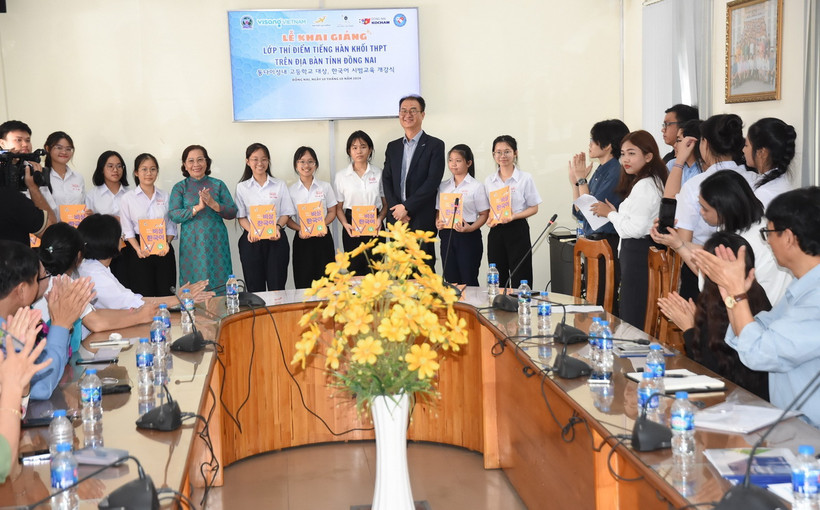 Trao giáo trình tiếng Hàn cho học sinh tham gia lớp học tại trường THPT Lương Thế Vinh (thành phố Biên Hòa, Đồng Nai). (Ảnh: Lê Xuân/TTXVN)