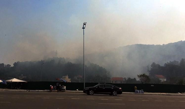 Cháy rừng đồi Hùng Thắng, thành phố Hạ Long (Quảng Ninh). (Ảnh: Văn Đức/TTXVN)