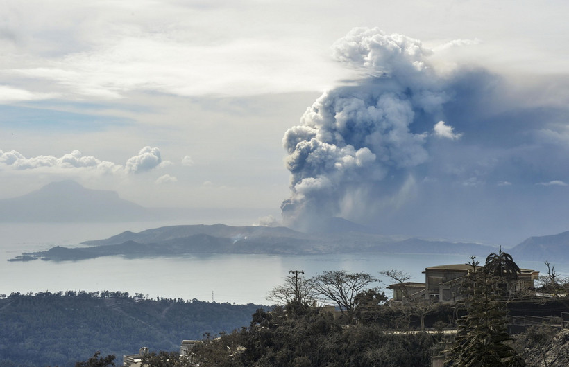 Núi lửa Taal ở gần vùng thủ đô Manila, Philippines phun trào ngày 13/1/2020. (Ảnh: Kyodo/TTXVN)