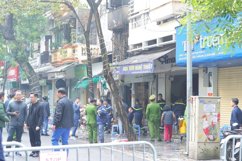 Cơ quan chức năng đang phong tỏa hiện trường điều tra nguyên nhân vụ cháy. (Ảnh: Hoàng Hiếu/TTXVN)