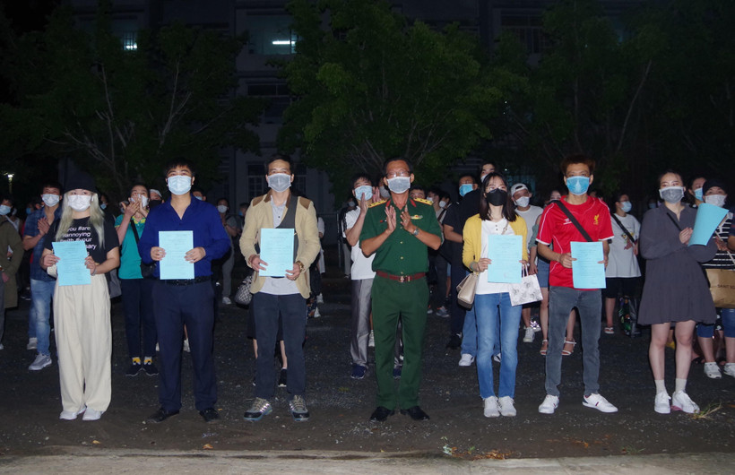 Ban Chỉ đạo phòng, chống dịch COVID-19 tỉnh Bạc Liêu tổ chức trao giấy chứng nhận cho 423 công dân Việt Nam hoàn thành thời gian cách ly. (Ảnh: Chanh Đa/TTXVN)