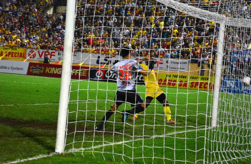 Oussou Konan (áo vàng) ấn định chiến thắng cho câu lạc bộ Nam Định. (Ảnh: Công Luật - TTXVN)