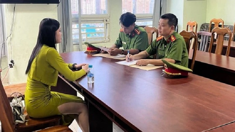 Công an lấy lời khai với "tú bà" Hạnh. (Nguồn: Công an cung cấp)