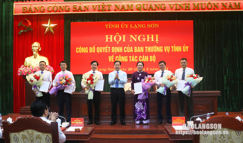 Ông Hoàng Văn Nghiệm, Phó Bí thư Thường trực Tỉnh ủy, Trưởng Đoàn đại biểu Quốc hội tỉnh trao quyết định và tặng hoa các đồng chí được giao nhiệm vụ mới. (Nguồn: Báo Lạng Sơn)