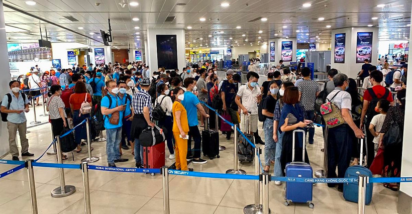 Cục Hàng không Việt Nam đã có quyết định cấm bay 9 tháng với khách hút thuốc lá trên máy bay, chây ì nộp phạt. (Ảnh: CTV/Vietnam+)